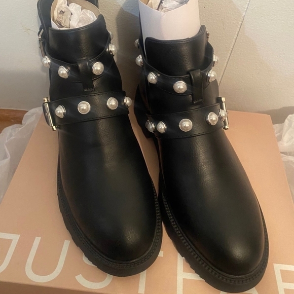 NWT JustFab Clarice Cut-Out Lug Sole Boots size 7.5 - Picture 9 of 10